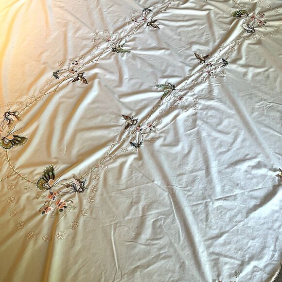 VTG Embroidered Ivory Oval Tablecloth Butterflies Flowers Cotton Linen 62"x 96" - Picture 14 of 16